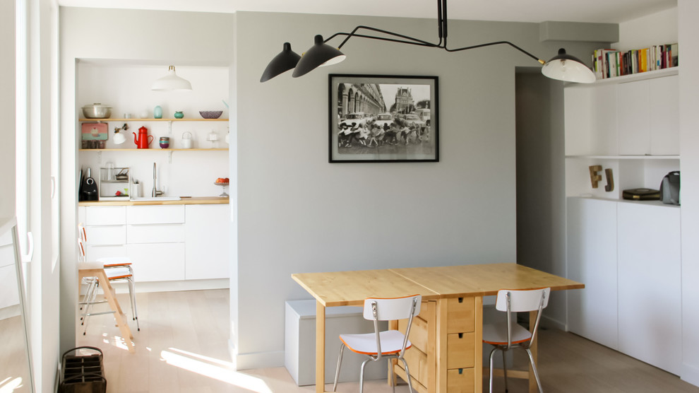 Источник вдохновения для домашнего уюта: гостиная-столовая среднего размера в стиле фьюжн с серыми стенами и светлым паркетным полом без камина