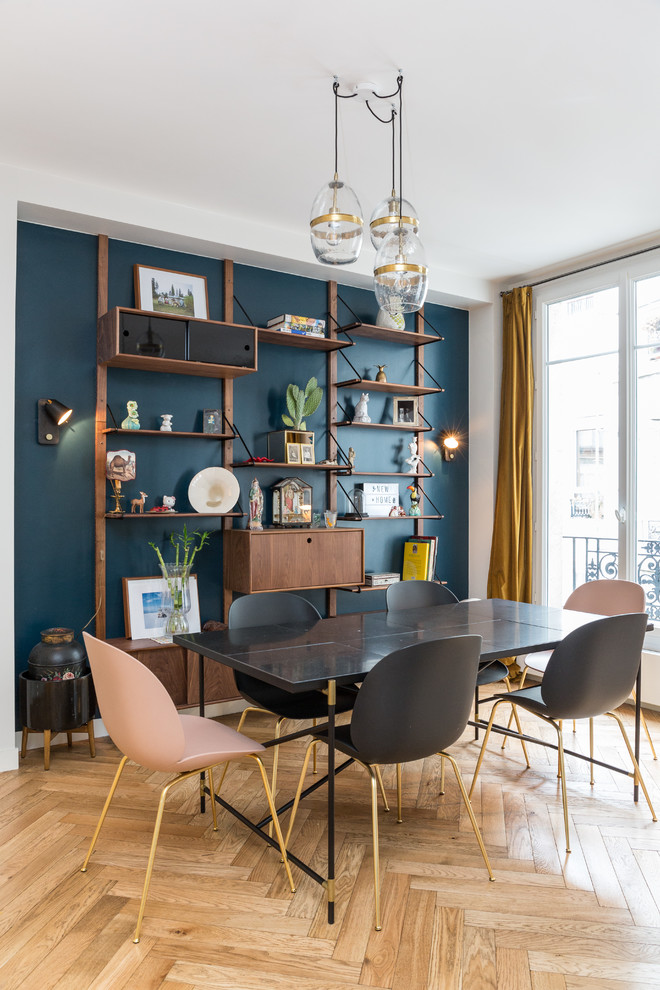 Cette photo montre une salle à manger ouverte sur le salon tendance de taille moyenne avec un mur bleu, parquet clair, un sol beige et aucune cheminée.