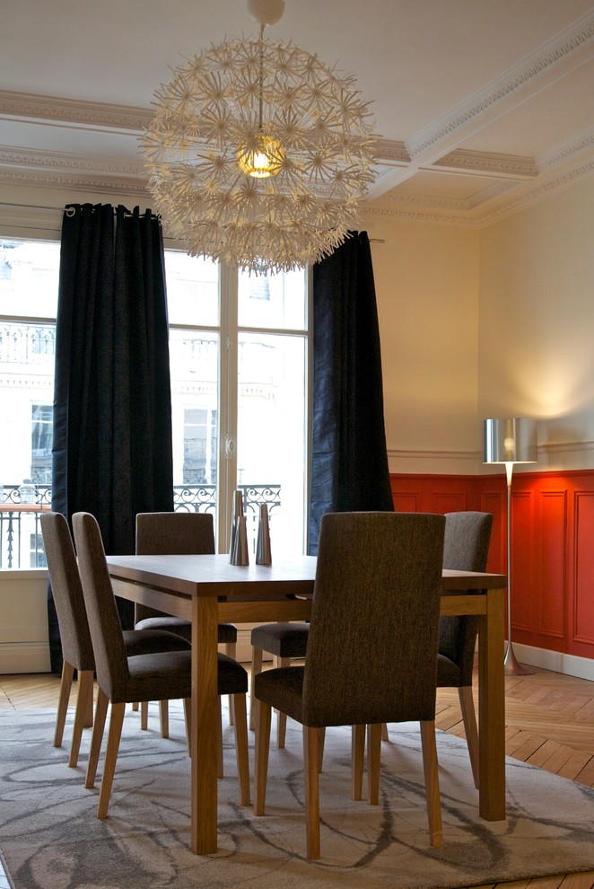 Idee per una sala da pranzo minimal chiusa e di medie dimensioni con pareti rosse e pavimento in legno massello medio