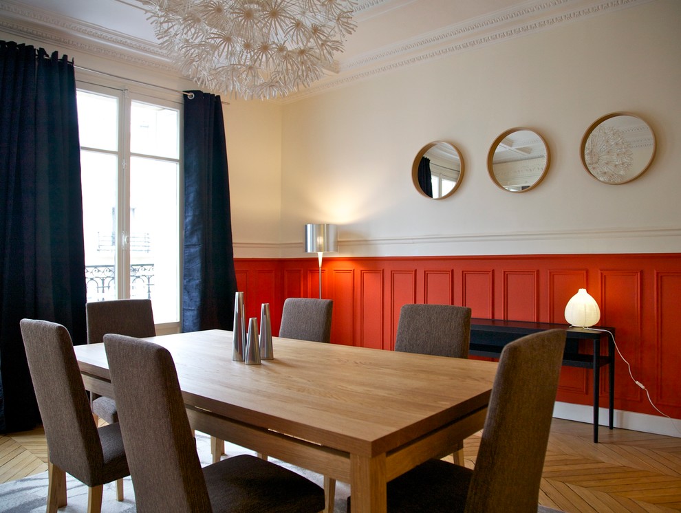 Idées déco pour une salle à manger contemporaine avec un sol en bois brun et un mur multicolore.