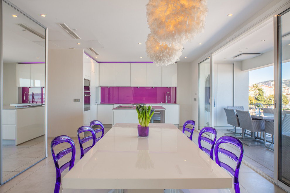 Idée de décoration pour une salle à manger ouverte sur la cuisine design avec un mur blanc et un sol beige.