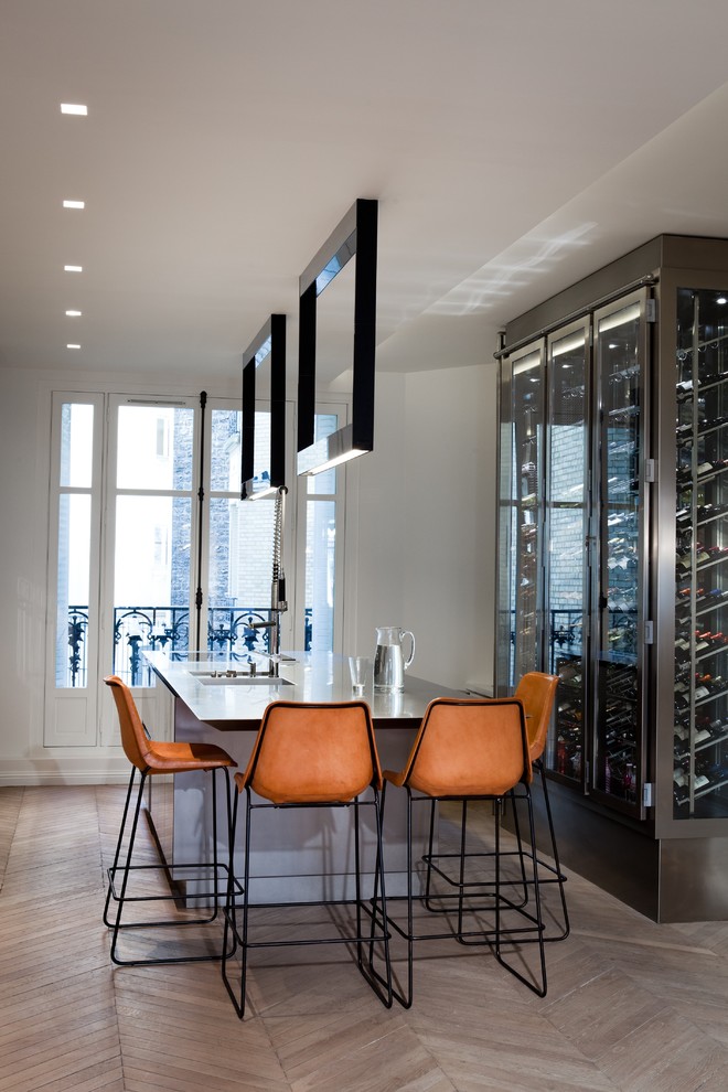 Offenes, Großes Modernes Esszimmer ohne Kamin mit hellem Holzboden und weißer Wandfarbe in Paris