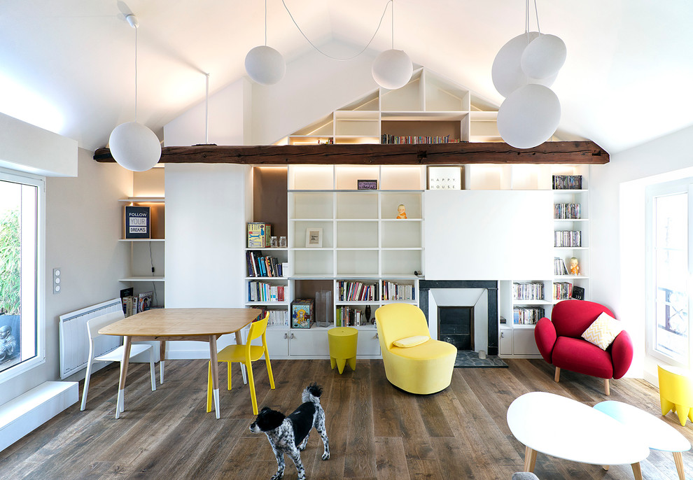 Idee per una sala da pranzo aperta verso il soggiorno design di medie dimensioni con pareti bianche, pavimento in legno massello medio e camino classico