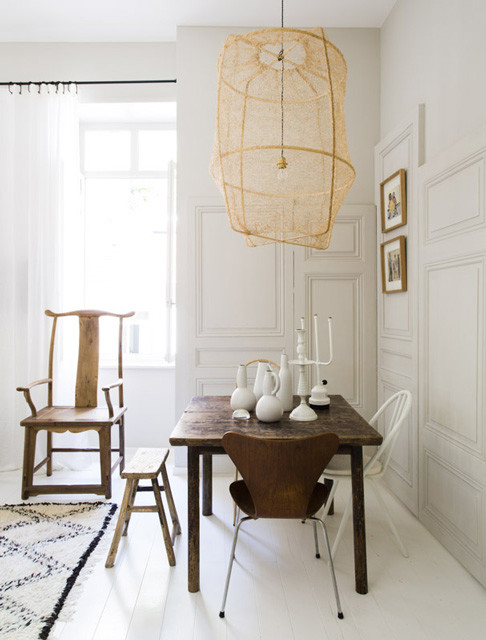Idee per una sala da pranzo aperta verso il soggiorno scandinava di medie dimensioni con pareti bianche, pavimento in legno verniciato e nessun camino