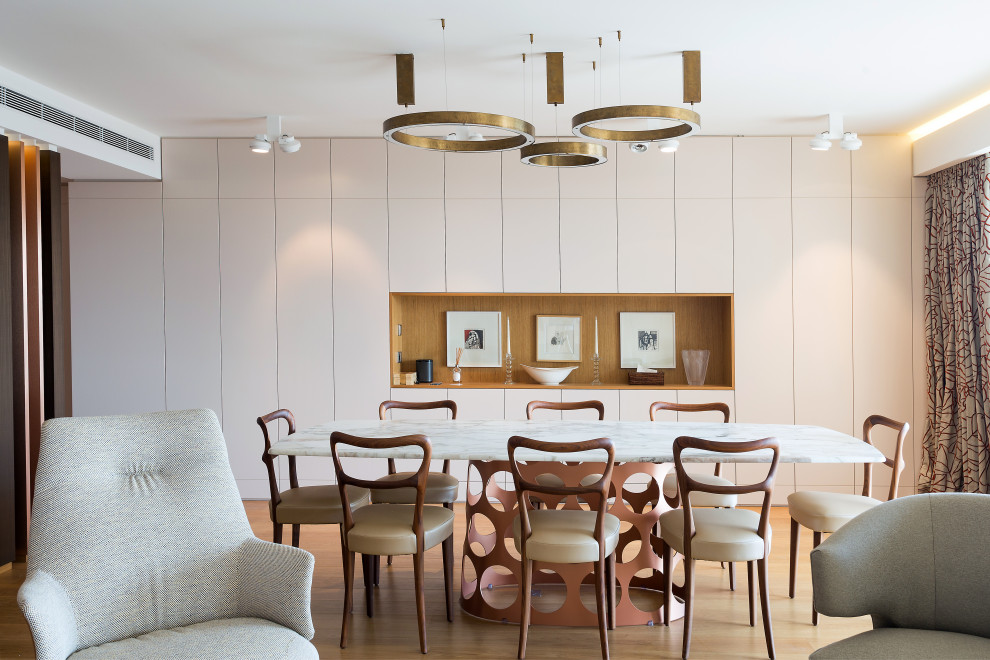 Aménagement d'une grande salle à manger ouverte sur le salon contemporaine avec un mur blanc, parquet clair et un sol beige.