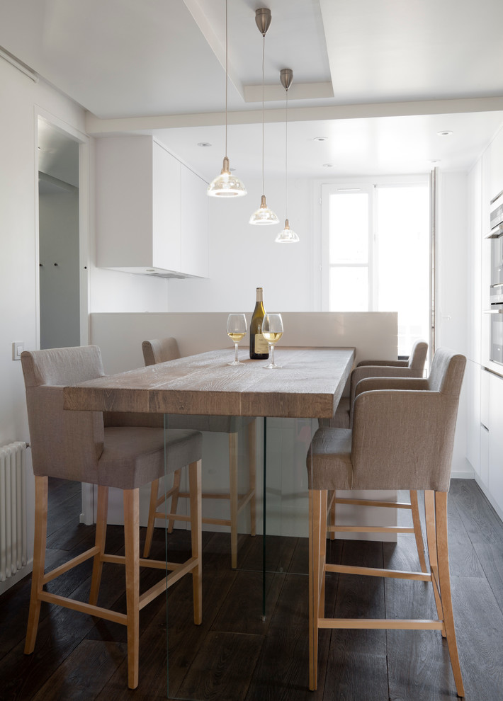 Свежая идея для дизайна: кухня-столовая среднего размера в современном стиле с белыми стенами и темным паркетным полом без камина - отличное фото интерьера