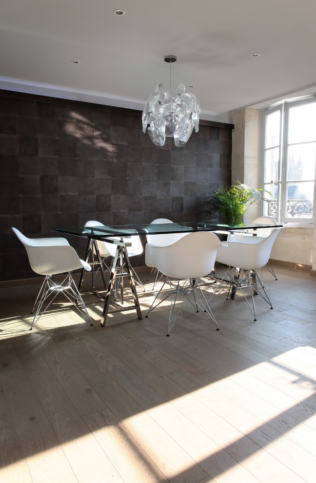 Imagen de comedor contemporáneo de tamaño medio abierto con paredes grises y suelo de madera clara