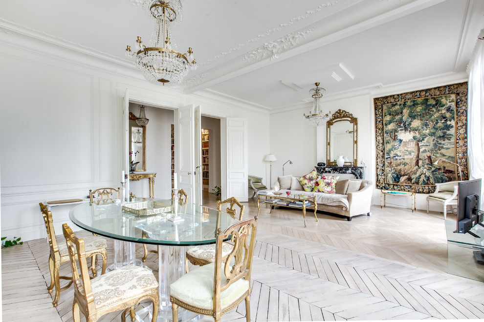 Esempio di una grande sala da pranzo classica con pareti bianche, pavimento in legno verniciato, camino classico, cornice del camino in pietra e pavimento bianco