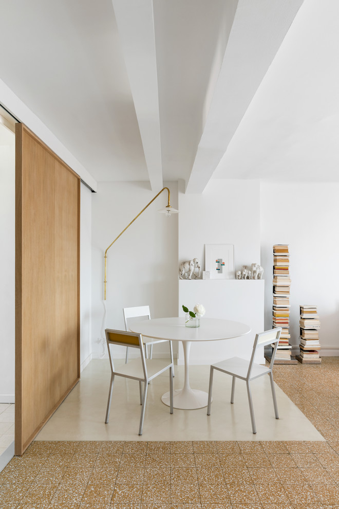 Esempio di una sala da pranzo aperta verso il soggiorno nordica con pareti bianche e pavimento beige
