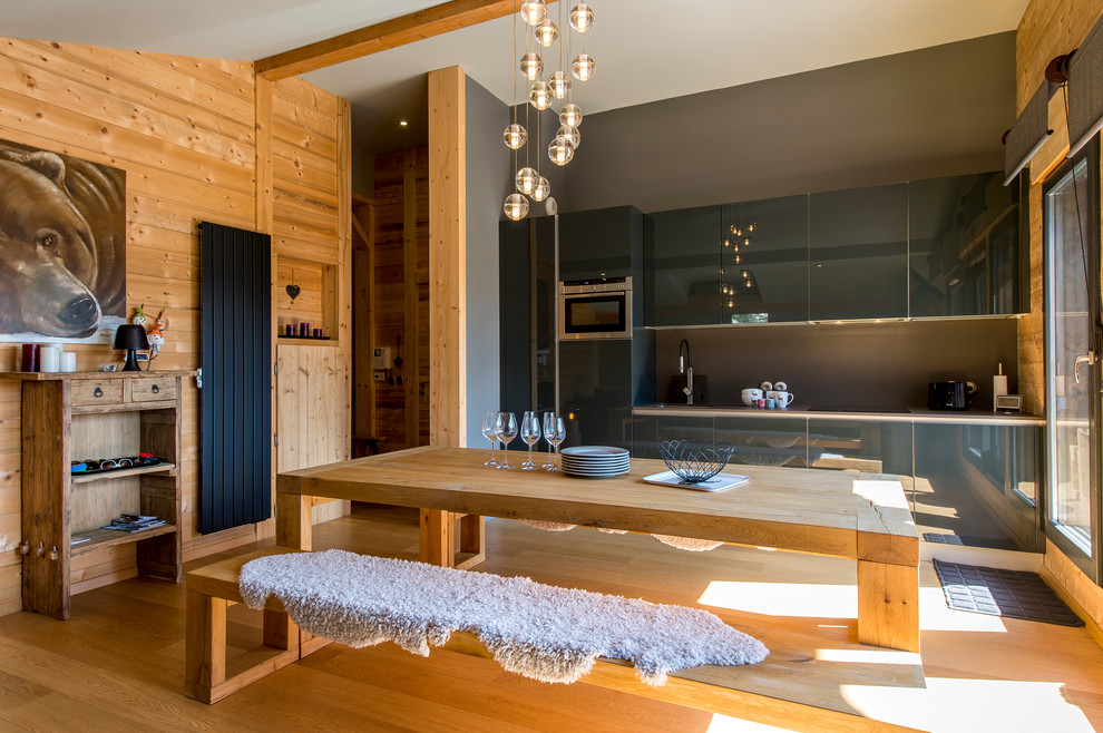 Ispirazione per una sala da pranzo aperta verso la cucina stile rurale con pareti marroni, pavimento in legno massello medio e pavimento marrone