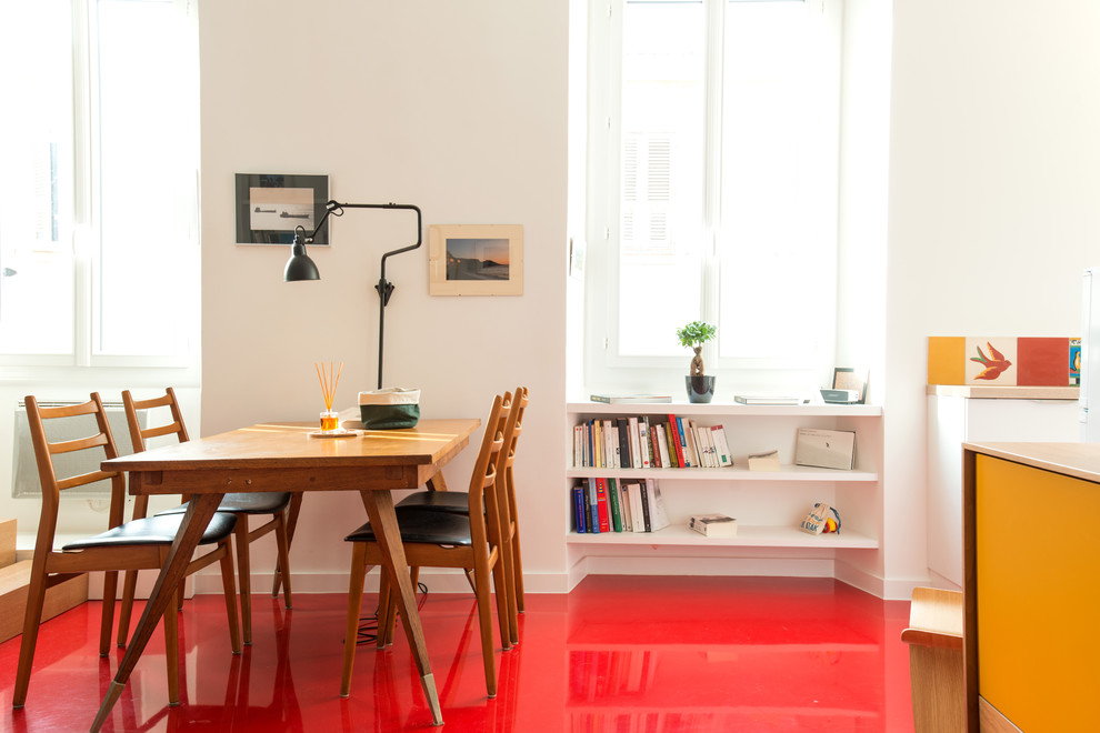 Cette image montre une salle à manger ouverte sur le salon design de taille moyenne avec un mur blanc et éclairage.