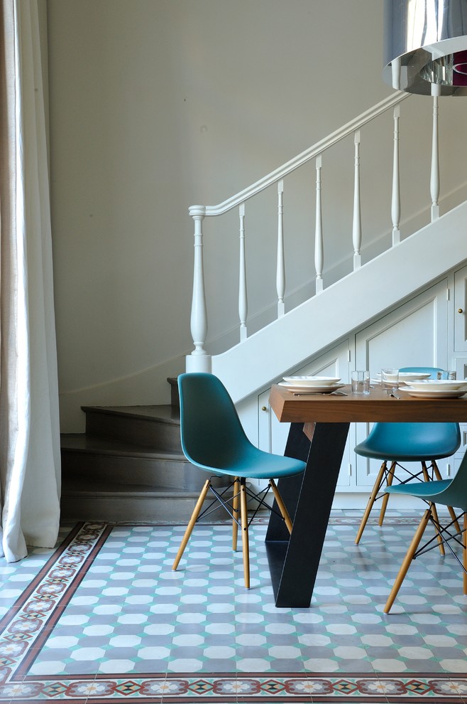 Inspiration pour une salle à manger bohème de taille moyenne avec un mur blanc, parquet clair et un sol beige.