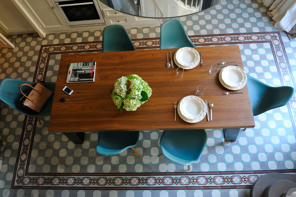 Idee per una sala da pranzo bohémian di medie dimensioni con pareti bianche, parquet chiaro e pavimento beige