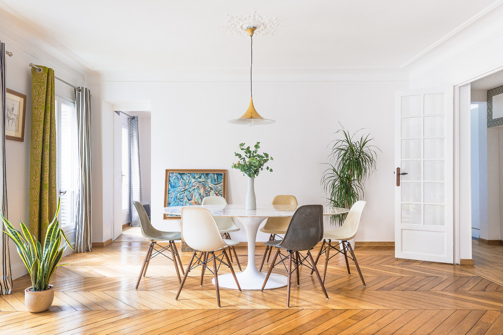 Design ideas for a large contemporary enclosed dining room in Paris with white walls and medium hardwood flooring.