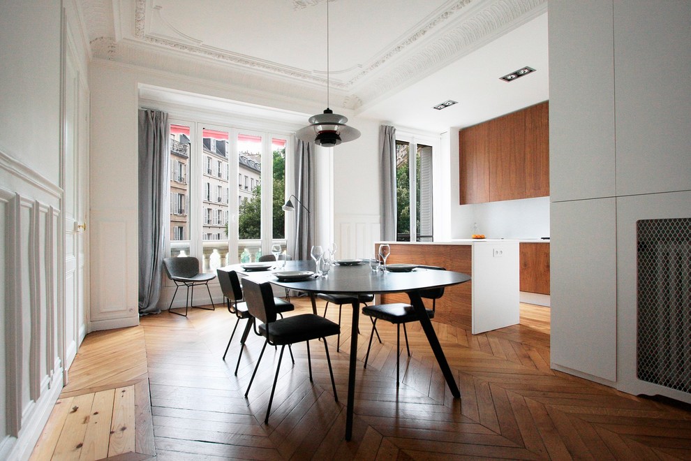 Dining room - contemporary dining room idea in Paris