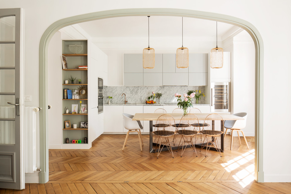 Пример оригинального дизайна: гостиная-столовая среднего размера в скандинавском стиле с белыми стенами, коричневым полом и паркетным полом среднего тона без камина