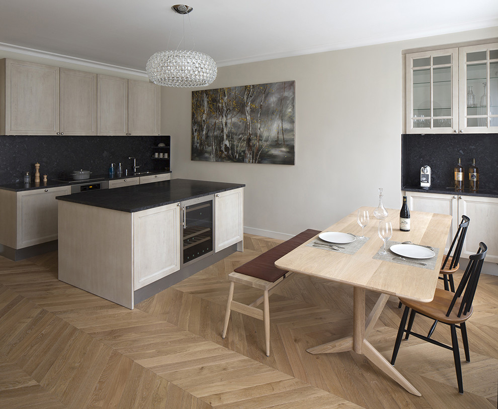 На фото: кухня-столовая среднего размера в стиле неоклассика (современная классика) с бежевыми стенами и паркетным полом среднего тона с