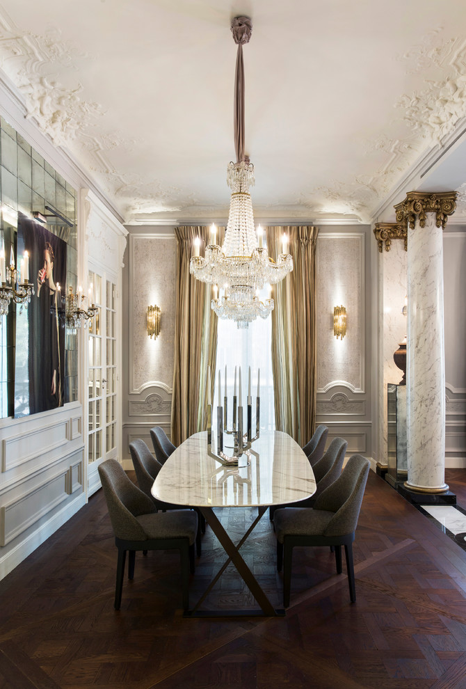 Klassisches Esszimmer mit grauer Wandfarbe, braunem Holzboden und braunem Boden in Paris