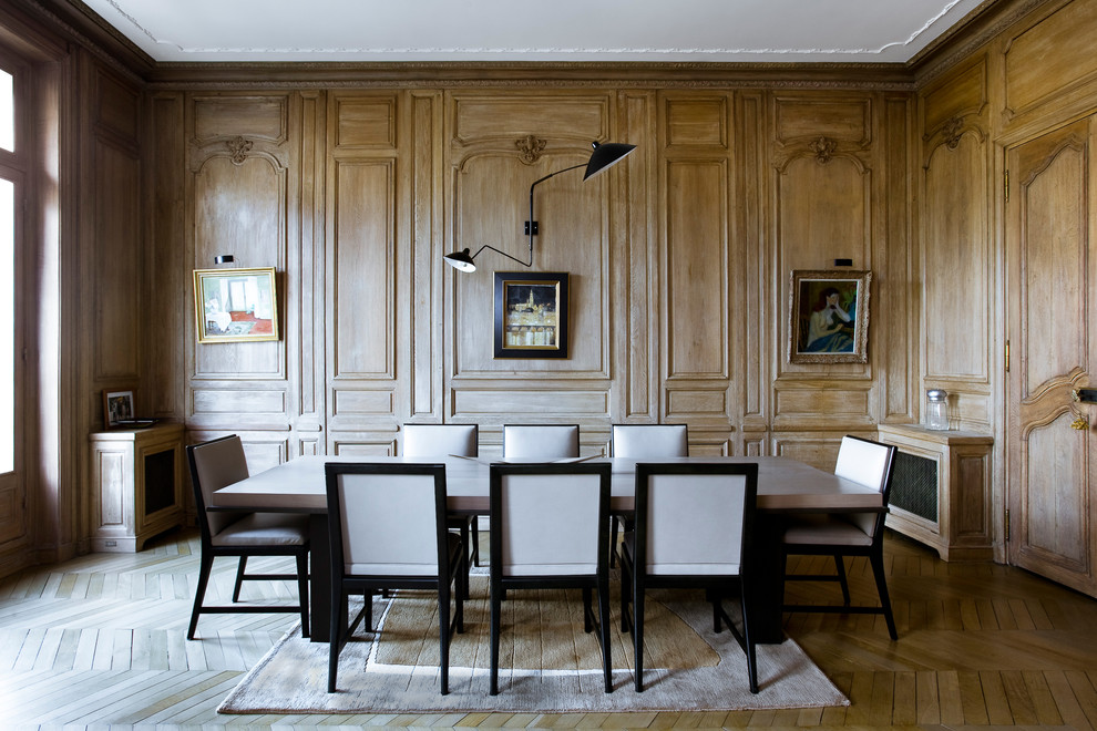 Idee per una grande sala da pranzo chic chiusa con pareti marroni e pavimento in legno massello medio
