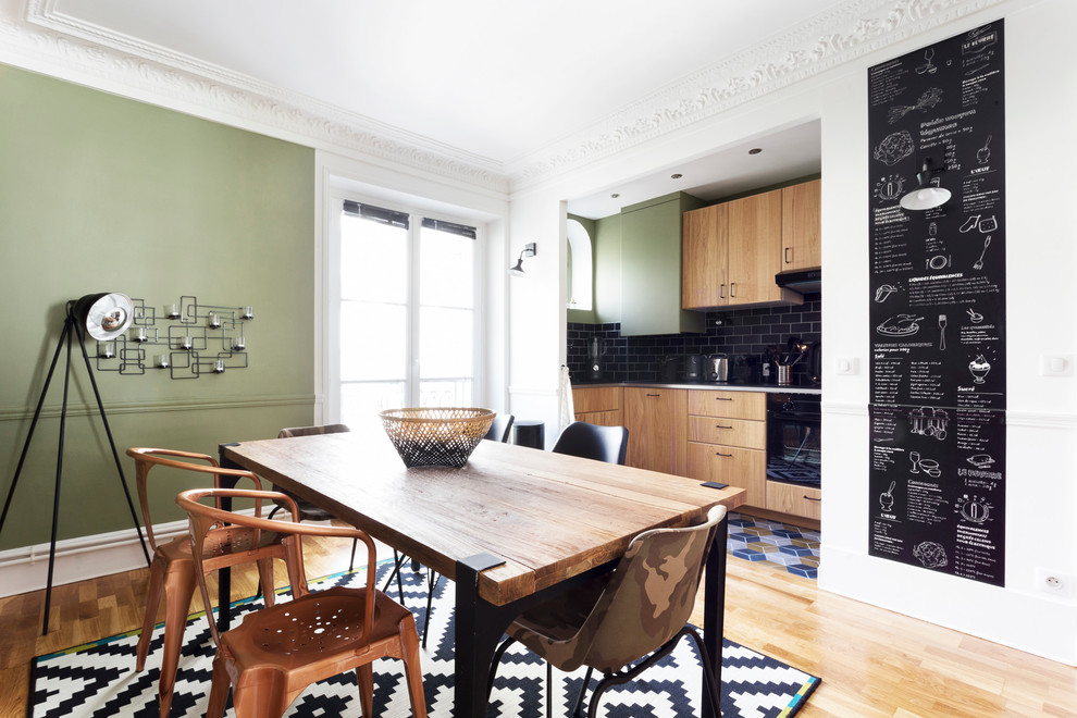 Идея дизайна: кухня-столовая среднего размера в современном стиле с зелеными стенами и светлым паркетным полом
