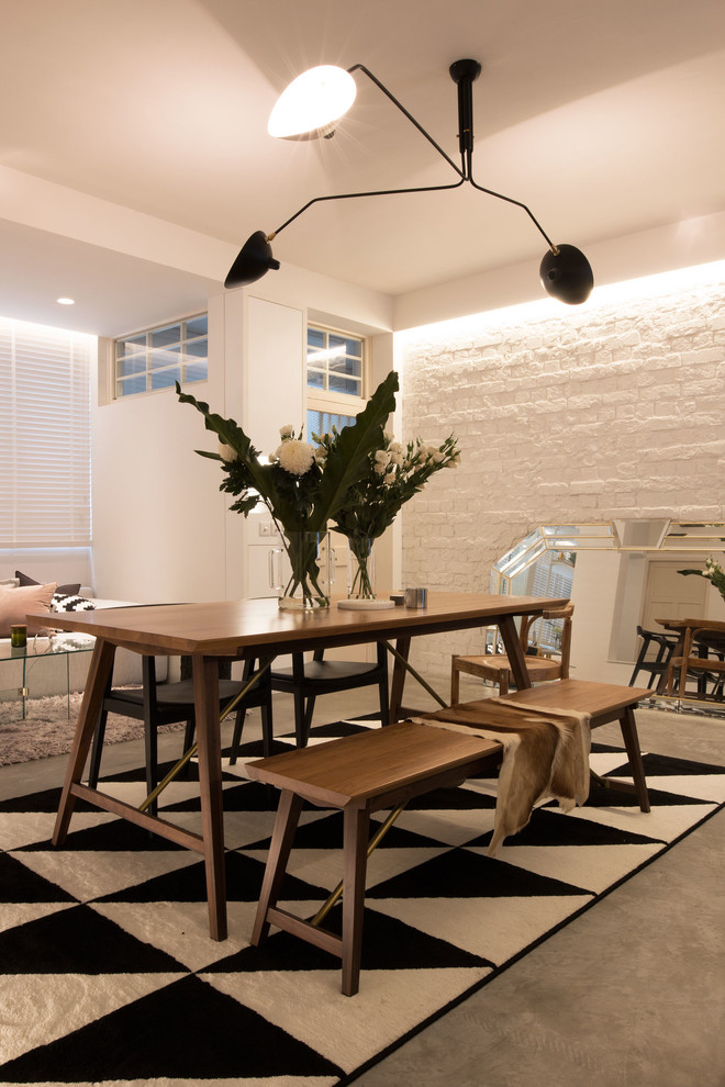 На фото: гостиная-столовая среднего размера в современном стиле с белыми стенами и бетонным полом с