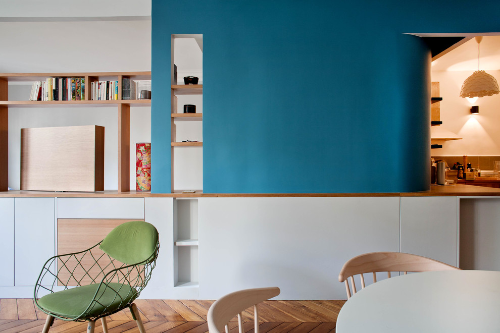 Esempio di una sala da pranzo aperta verso il soggiorno design con pareti blu, parquet scuro e pavimento marrone