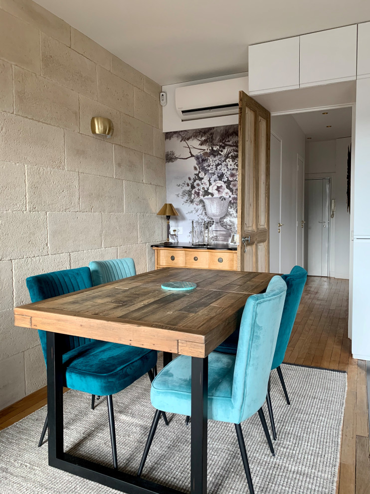 Exemple d'une salle à manger tendance de taille moyenne avec un mur gris, un sol en bois brun et un sol marron.