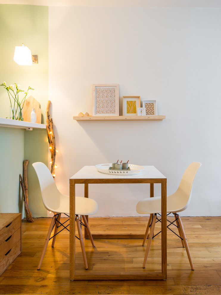 Idee per una sala da pranzo aperta verso la cucina scandinava di medie dimensioni con pareti bianche e pavimento in legno massello medio