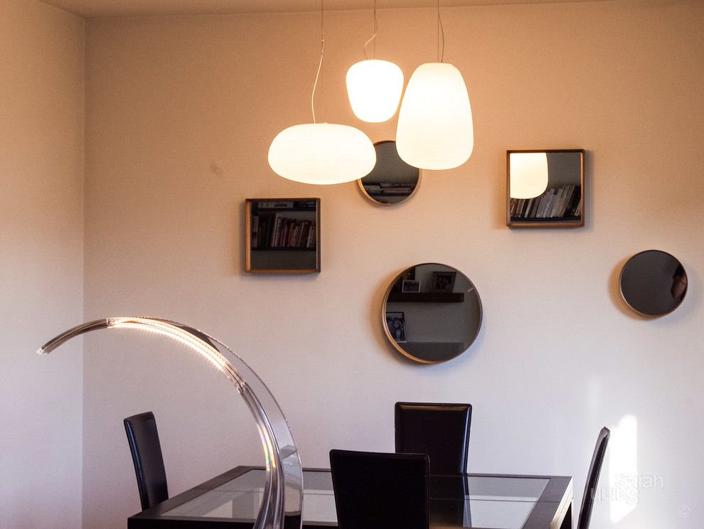 Cette image montre une salle à manger design fermée et de taille moyenne avec un mur blanc.