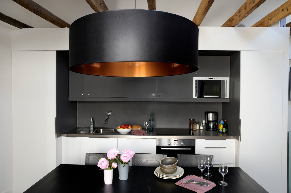 Пример оригинального дизайна: кухня-столовая среднего размера в стиле кантри с синими стенами