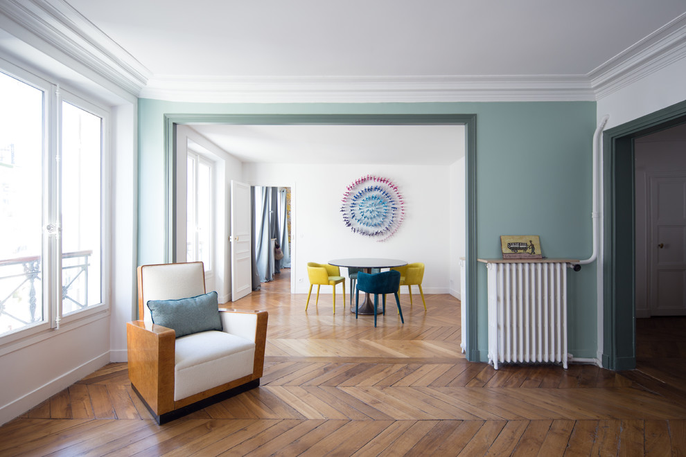 パリにある高級な広いコンテンポラリースタイルのおしゃれなダイニング (茶色い床、白い壁、淡色無垢フローリング、暖炉なし) の写真