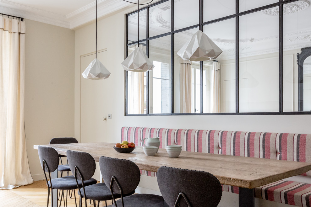 Réalisation d'une salle à manger design de taille moyenne avec un mur beige et parquet clair.