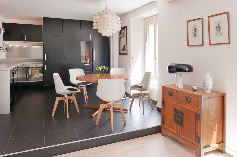 Идея дизайна: кухня-столовая среднего размера в современном стиле с белыми стенами и полом из керамической плитки