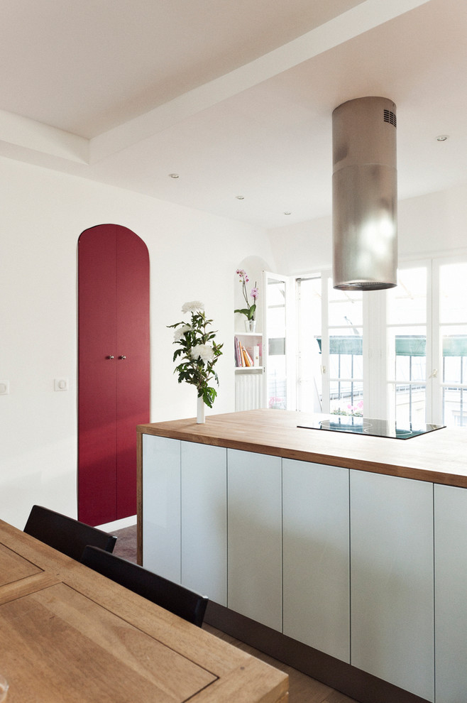 Idee per una sala da pranzo aperta verso la cucina minimal di medie dimensioni con pareti bianche e pavimento in legno massello medio