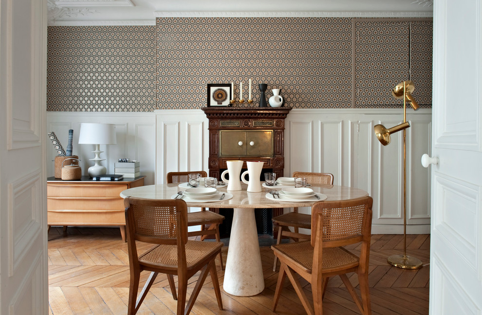 Aménagement d'une salle à manger classique fermée et de taille moyenne avec un mur multicolore, un sol en bois brun et éclairage.
