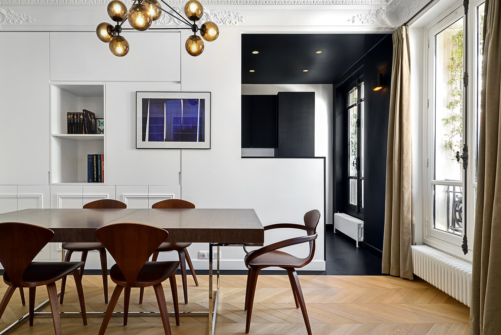 Idee per una sala da pranzo aperta verso il soggiorno contemporanea di medie dimensioni con pareti bianche e parquet chiaro