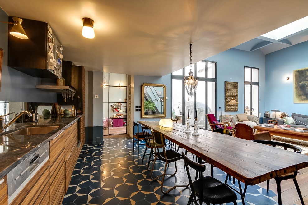 Exemple d'une grande salle à manger ouverte sur le salon éclectique avec un mur bleu, un sol en carrelage de céramique et aucune cheminée.