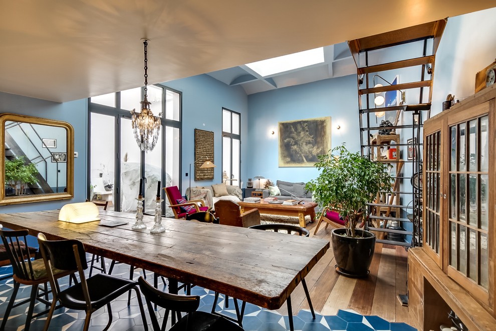 Пример оригинального дизайна: гостиная-столовая среднего размера в стиле фьюжн с синими стенами и полом из керамической плитки