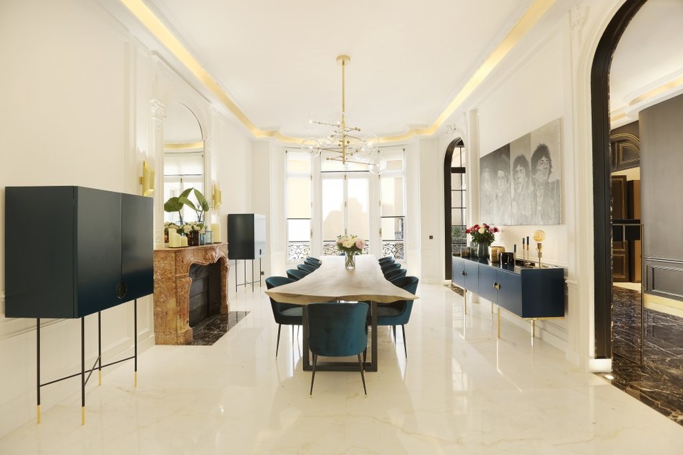 Offenes, Großes Klassisches Esszimmer mit weißer Wandfarbe, Keramikboden, beigem Boden, Kamin und Kaminumrandung aus Stein in Paris