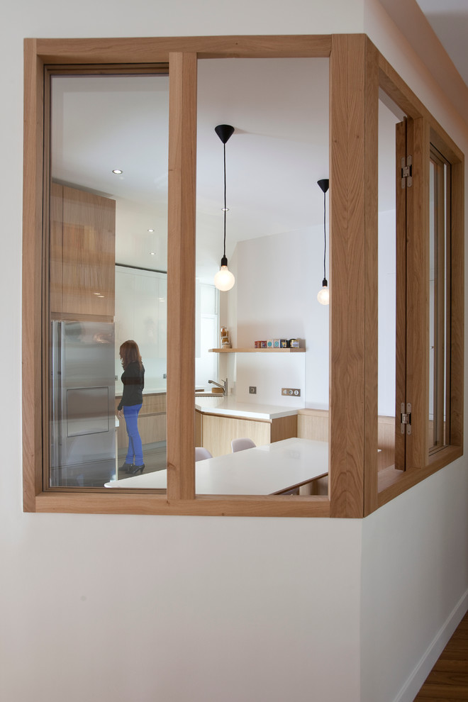 Photo of a contemporary dining room in Paris.