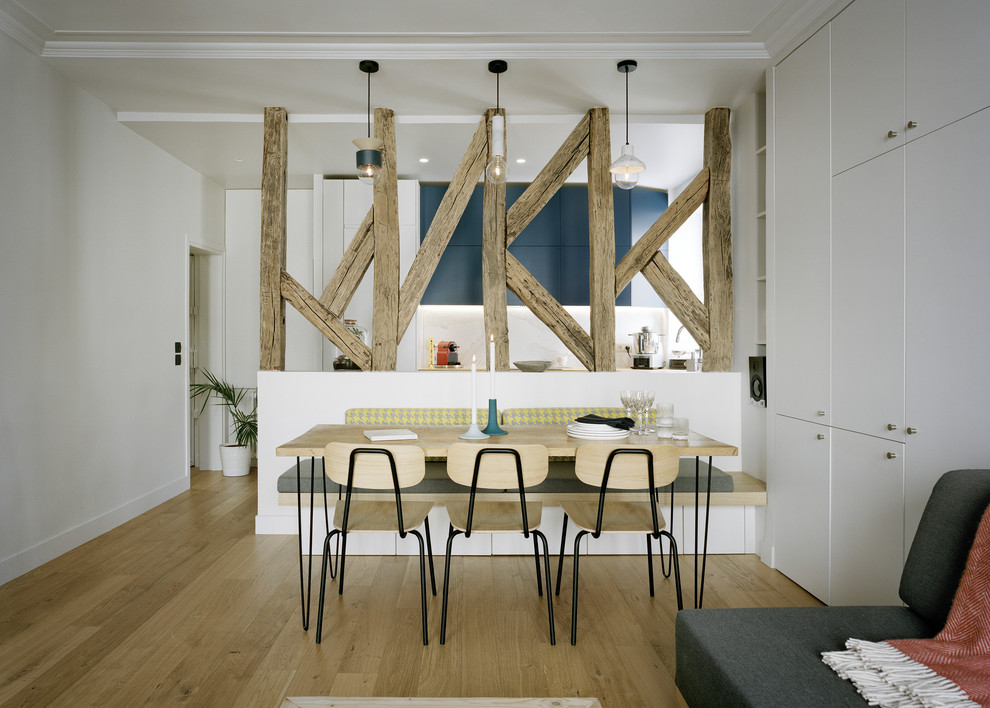 Offenes, Kleines Modernes Esszimmer ohne Kamin mit weißer Wandfarbe, hellem Holzboden und braunem Boden in Paris