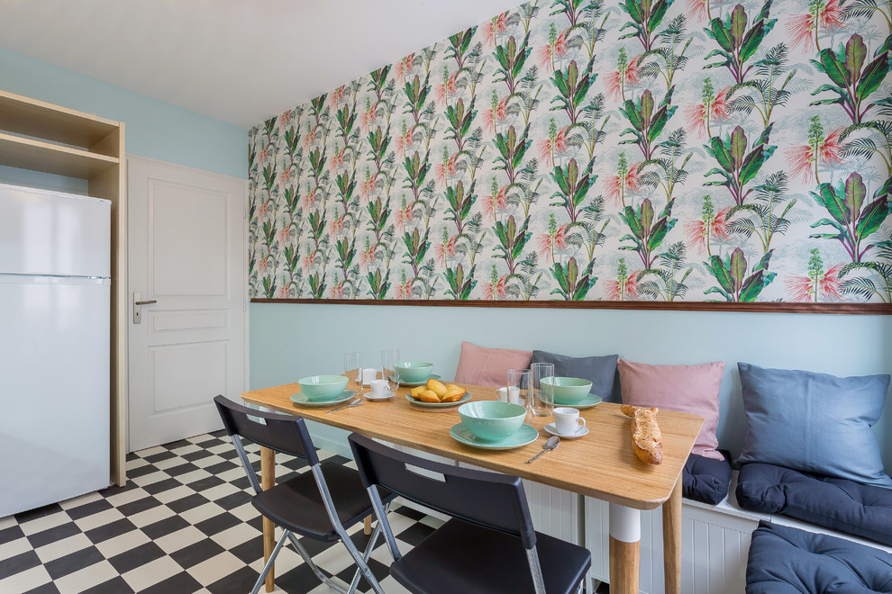 Immagine di una sala da pranzo aperta verso la cucina minimalista con pareti nere, nessun camino e pavimento multicolore