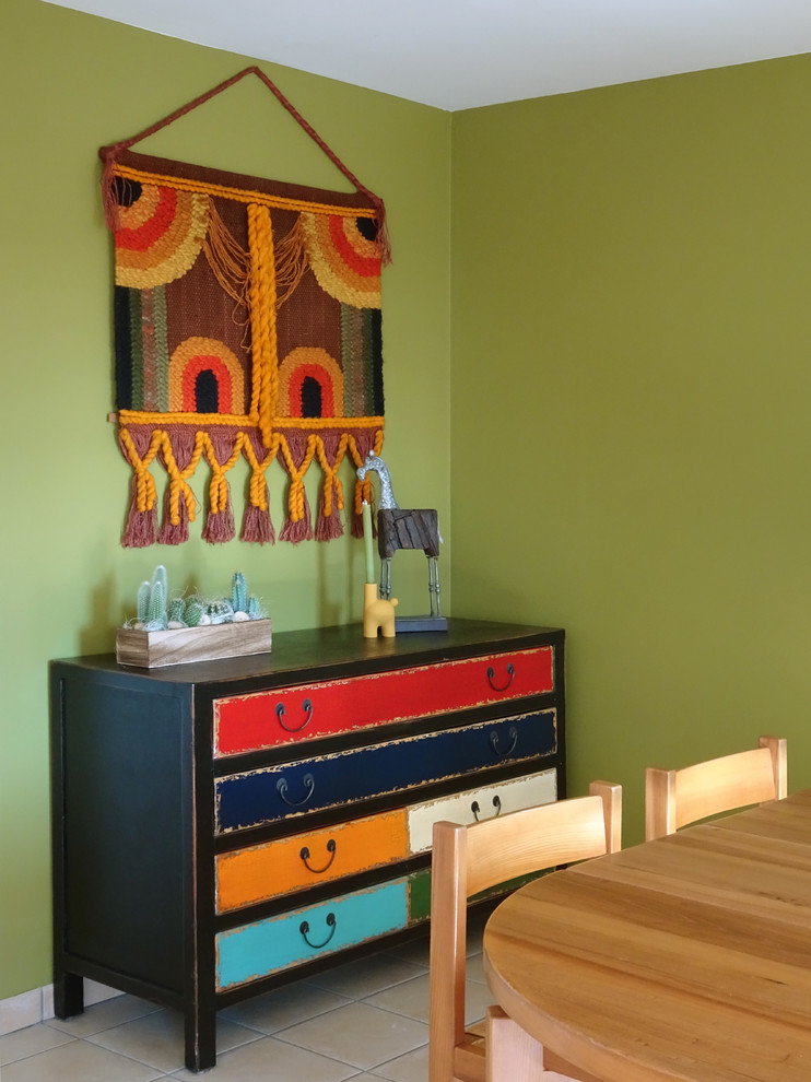 Идея дизайна: гостиная-столовая среднего размера в современном стиле с зелеными стенами