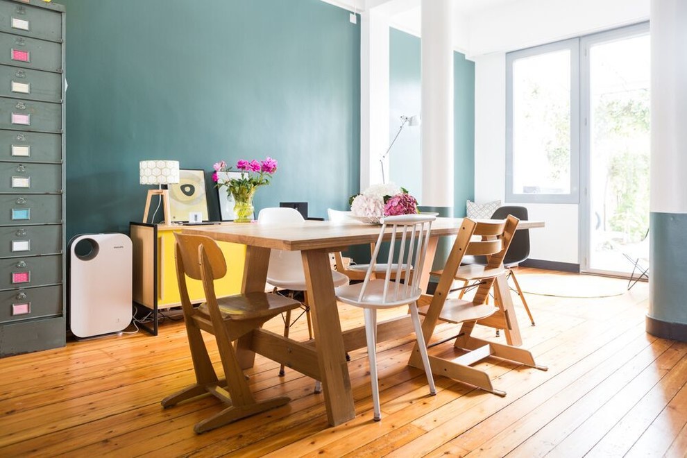 На фото: столовая в скандинавском стиле с зелеными стенами с