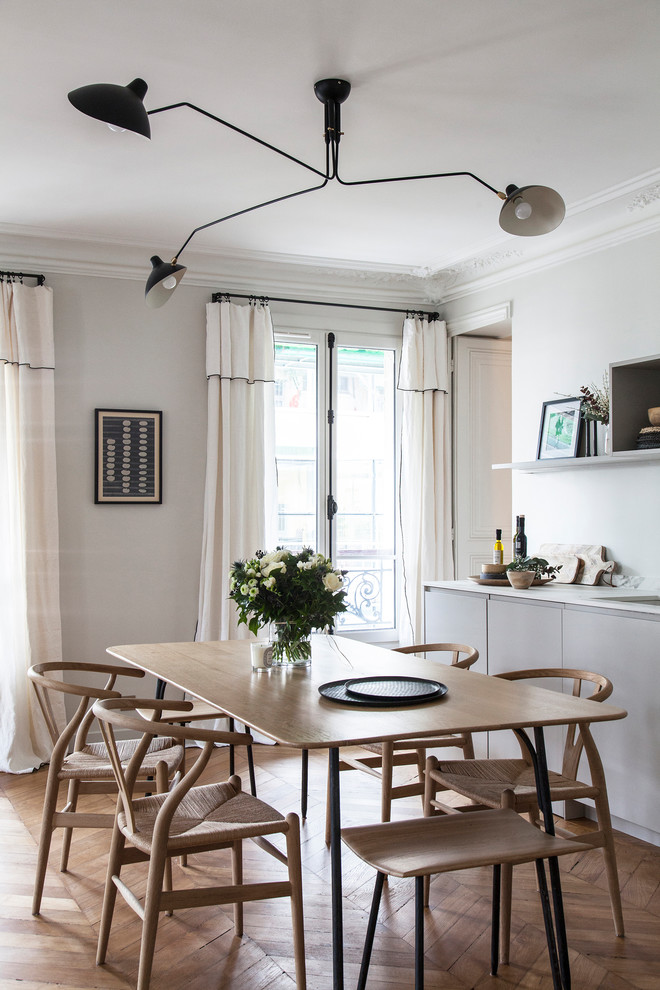 Idéer för att renovera en minimalistisk matplats, med vita väggar, mellanmörkt trägolv och brunt golv