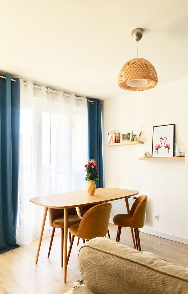 Ispirazione per una piccola sala da pranzo aperta verso il soggiorno nordica con pareti bianche, parquet chiaro e pavimento beige