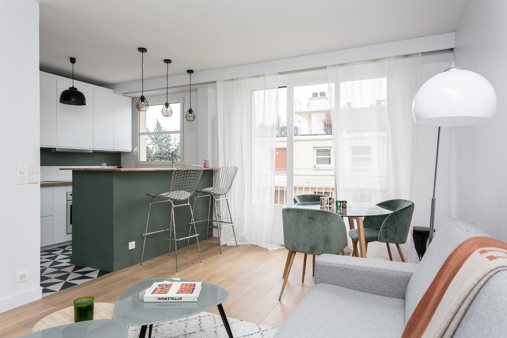 Esempio di una piccola sala da pranzo aperta verso il soggiorno con pareti bianche, pavimento in compensato e pavimento marrone