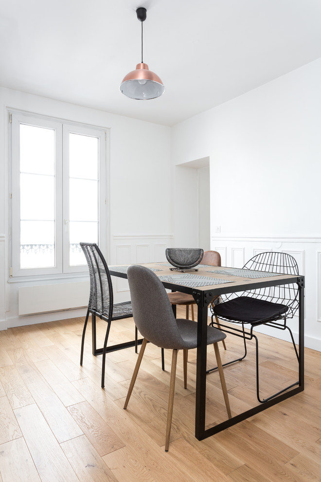 Esempio di una sala da pranzo minimal chiusa con pareti bianche, parquet chiaro e pavimento beige