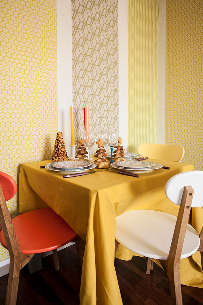 Exempel på en liten modern separat matplats, med gula väggar och mörkt trägolv
