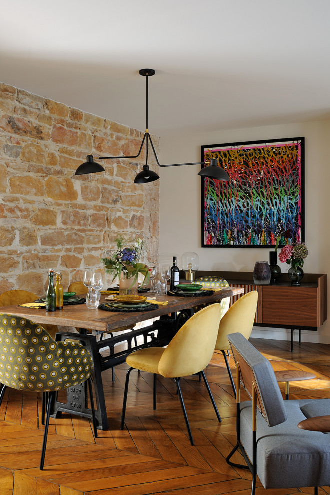 Idee per una sala da pranzo aperta verso il soggiorno design di medie dimensioni con pareti beige, pavimento in legno massello medio e pavimento marrone